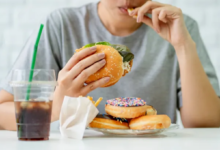 هل تتعرق أثناء تناول الطعام؟ هذه الأسباب