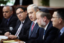 صفقة التبادل تعمّق أزمة نتنياهو وتبدد شعار "النصر المطلق"