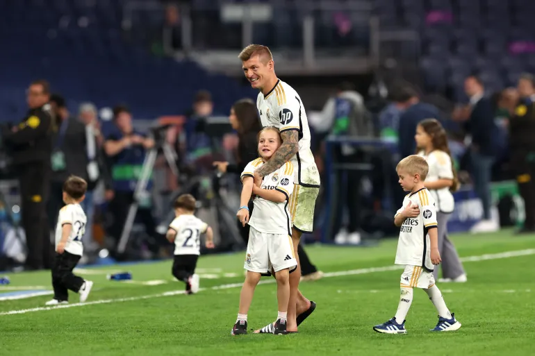 سلوك غريب لكروس يزيد الشكوك حول مستقبله مع ريال مدريد