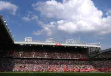 مياه الأمطار تتدفق "كالشلال" وتغرق مدرجات ملعب أولد ترافورد