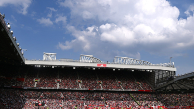 مياه الأمطار تتدفق "كالشلال" وتغرق مدرجات ملعب أولد ترافورد