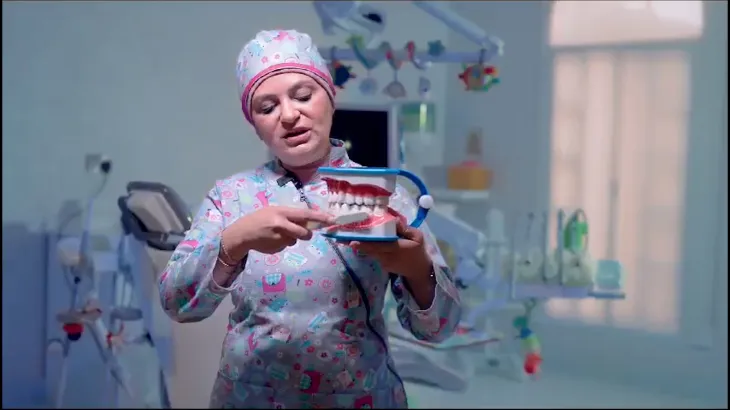أخصائية طب أسنان الأطفال توضح: أهمية تنظيف اللسان باستخدام الفرشاة