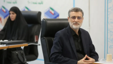 انسحاب مرشح بانتخابات إيران واستطلاع يتوقع فوز الإصلاحي بزشكيان