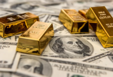 ترتفع أسعار الذهب والنفط بفعل توقعات رفع الفائدة، واستقرار الدولار