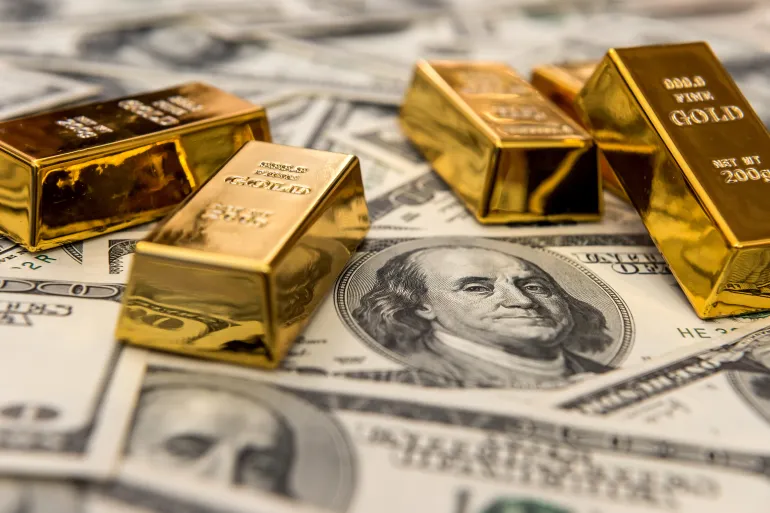 ترتفع أسعار الذهب والنفط بفعل توقعات رفع الفائدة، واستقرار الدولار