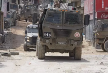 الاحتلال يعتقل فلسطينيين قرب جنين وطولكرم ويقتحم بلدات بالخليل