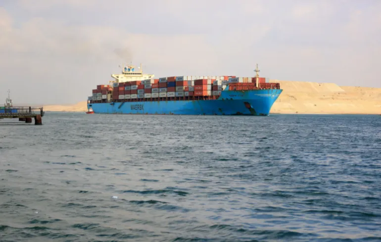 إيرادات قناة السويس تتراجع 23.4% مع تفادي السفن البحر الأحمر