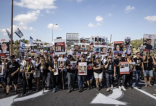 مسؤول إسرائيلي يكشف بنودا من رد حماس ومتظاهرون يغلقون طرقا في تل أبيب