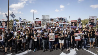 مسؤول إسرائيلي يكشف بنودا من رد حماس ومتظاهرون يغلقون طرقا في تل أبيب