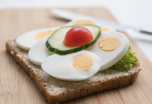 دراسة تكشف المخاطر السُمّية للحميات الغذائية الغنية بالبروتين: تأثيرات سلبية على الكبد والجهاز العصبي