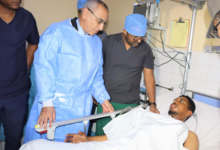 وزير الداخلية يزور رجال أمن أصيبوا في الاحتجاجات الأخيرة