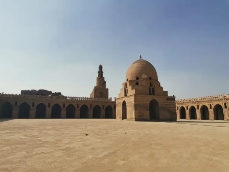 في ذكرى تشييد القاهرة النيل يبني عواصم مصر