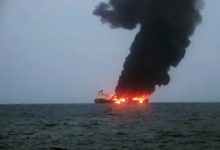 استمرار اشتعال النيران في السفينة اليونانية سونيون بعد هجوم حوثي في البحر الأحمر
