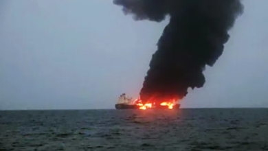 استمرار اشتعال النيران في السفينة اليونانية سونيون بعد هجوم حوثي في البحر الأحمر