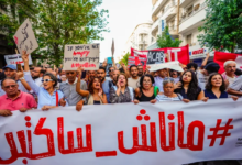 أزمة سياسية في تونس: جدل واسع وتظاهرات احتجاجاً على القيود على الحريات واستبعاد المرشحين