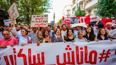 أزمة سياسية في تونس: جدل واسع وتظاهرات احتجاجاً على القيود على الحريات واستبعاد المرشحين