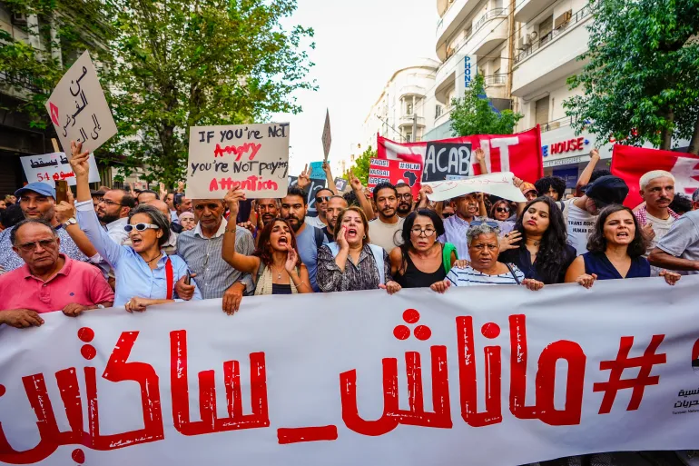 أزمة سياسية في تونس: جدل واسع وتظاهرات احتجاجاً على القيود على الحريات واستبعاد المرشحين