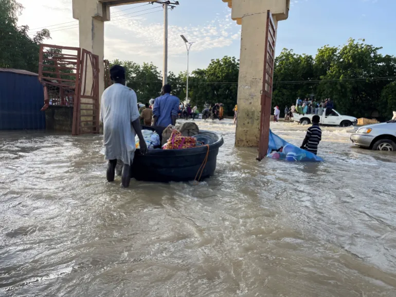فيضانات مايدوغوري: سكان المدينة يتعرضون لاستغلال أصحاب الزوارق في ظل الكارثة