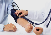 نصائح لقياس ضغط الدم بشكل صحيح وتجنب "القاتل الصامت"