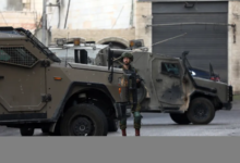 قوات الاحتلال تعتقل فلسطينيًا قرب رام الله بزعم محاولة دهس وتواصل التصعيد العسكري في الضفة الغربية