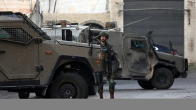 قوات الاحتلال تعتقل فلسطينيًا قرب رام الله بزعم محاولة دهس وتواصل التصعيد العسكري في الضفة الغربية