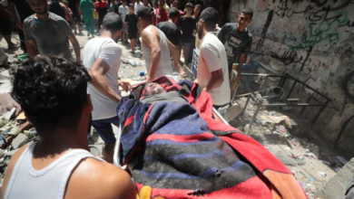 تصاعد العنف في غزة: استهداف إسرائيلي متواصل لتجمعات النازحين ومناطق سكنية يسفر عن عشرات الشهداء والجرحى