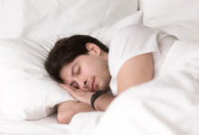 دراسة: النوم التعويضي في عطلات نهاية الأسبوع قد يقلل خطر الإصابة بأمراض القلب بنسبة 20%