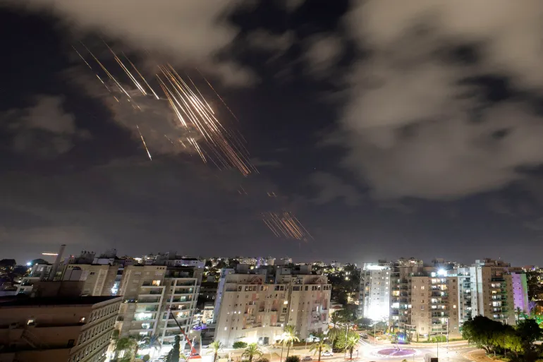 **"تقديرات الأضرار الناجمة عن الهجوم الصاروخي الإيراني على إسرائيل: 53 مليون دولار في أسبوع حافل بالتوتر"**