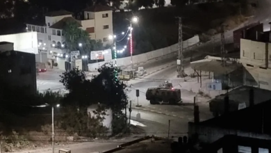 الاحتلال الإسرائيلي يفرض حظر تجول في الخليل ويجبر عائلات على إخلاء منازلهم وسط تصاعد الاعتداءات