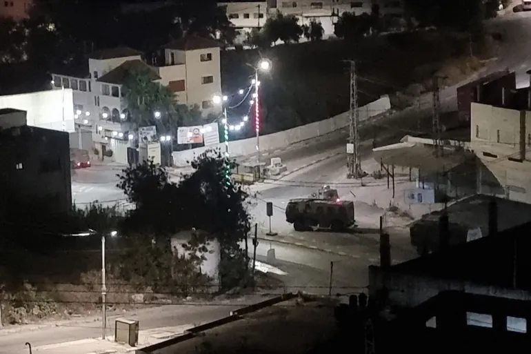 الاحتلال الإسرائيلي يفرض حظر تجول في الخليل ويجبر عائلات على إخلاء منازلهم وسط تصاعد الاعتداءات