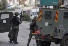 احتجاز 12 فلسطينياً في الضفة الغربية خلال عمليات دهم متزايدة