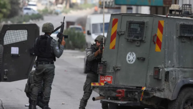 احتجاز 12 فلسطينياً في الضفة الغربية خلال عمليات دهم متزايدة