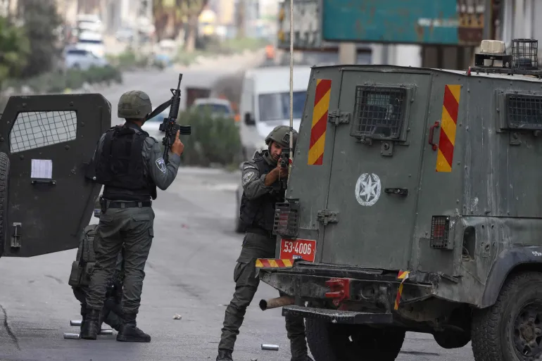احتجاز 12 فلسطينياً في الضفة الغربية خلال عمليات دهم متزايدة