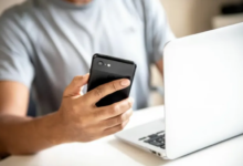 حماية الحسابات الإلكترونية: أهمية المصادقة الثنائية ودور التطبيقات في تعزيز الأمان