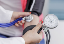 تأثير وضعية الجسم على دقة قياس ضغط الدم