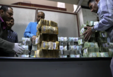 أزمة مالية خانقة في اليمن: تأخير الرواتب وانهيار العملة وسط انقسام مصرفي