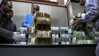 أزمة مالية خانقة في اليمن: تأخير الرواتب وانهيار العملة وسط انقسام مصرفي