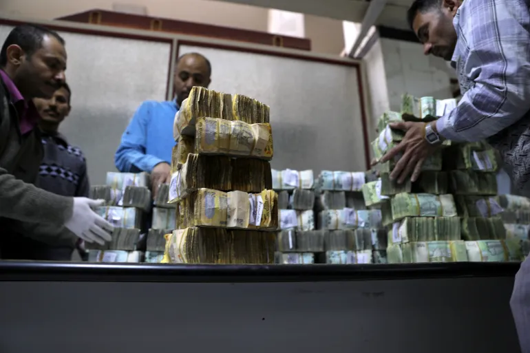 أزمة مالية خانقة في اليمن: تأخير الرواتب وانهيار العملة وسط انقسام مصرفي