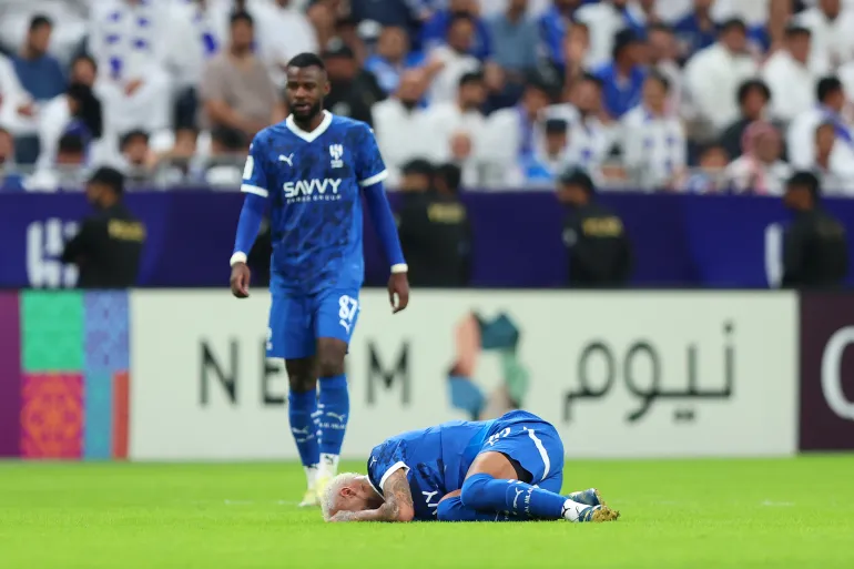 تصرف نيمار مع إداري الهلال يثير جدلاً واسعاً بين الجماهير