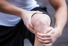 كيفية إدارة أعراض التهاب المفاصل في الطقس البارد: نصائح فعالة للتخفيف من الألم والتصلب