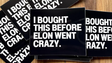 تأثير مواقف إيلون ماسك السياسية على مبيعات سيارات تسلا: ردود فعل مالكي السيارات وتزايد شعبية الملصقات المناهضة له