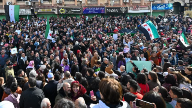 السوريون يحتفلون في الميادين والساحات بانتصار الثورة وسقوط نظام الأسد